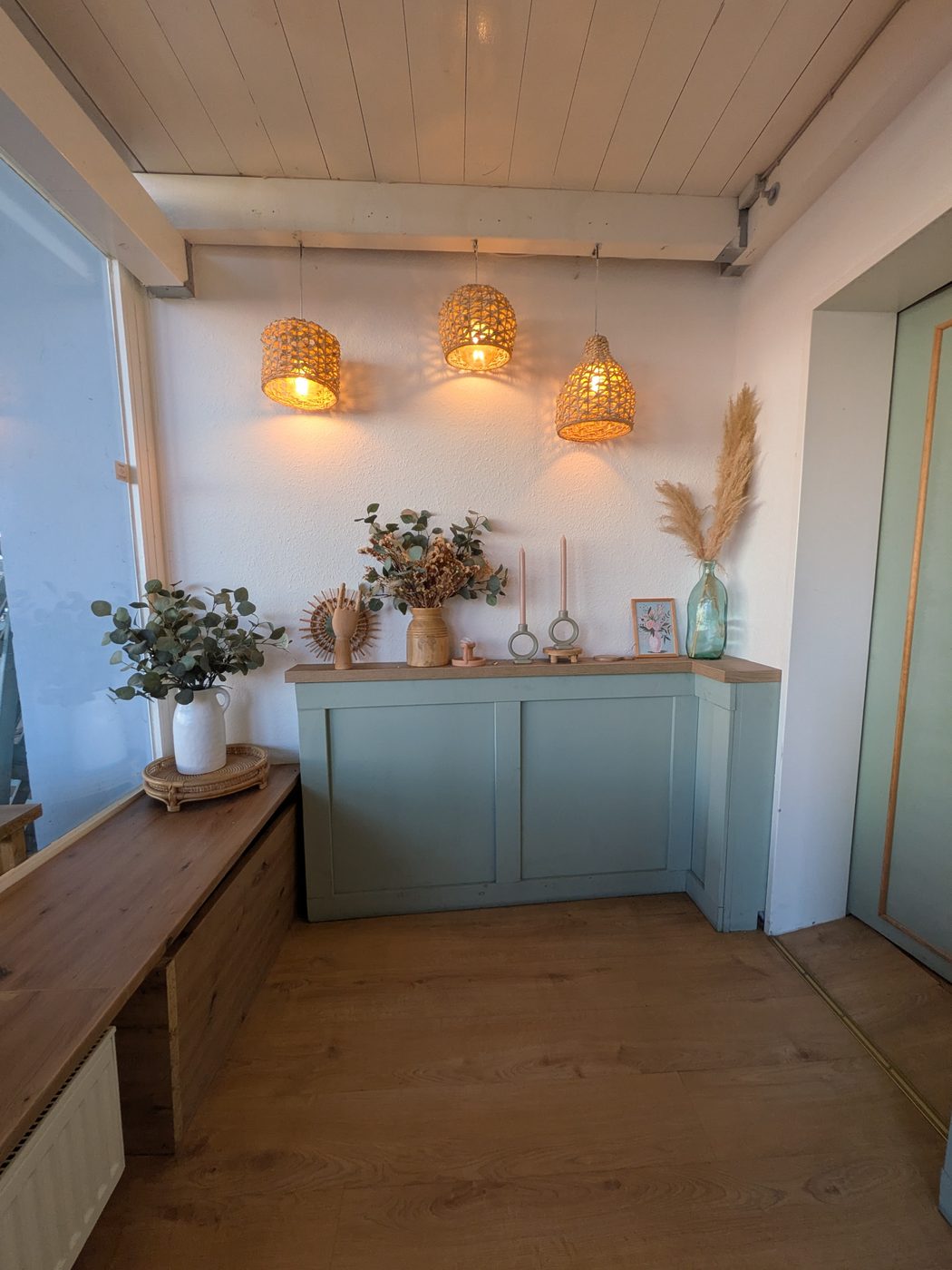 Tjorvi's Café lauschige Nische mit Hängeleuchten und Eukalyptus