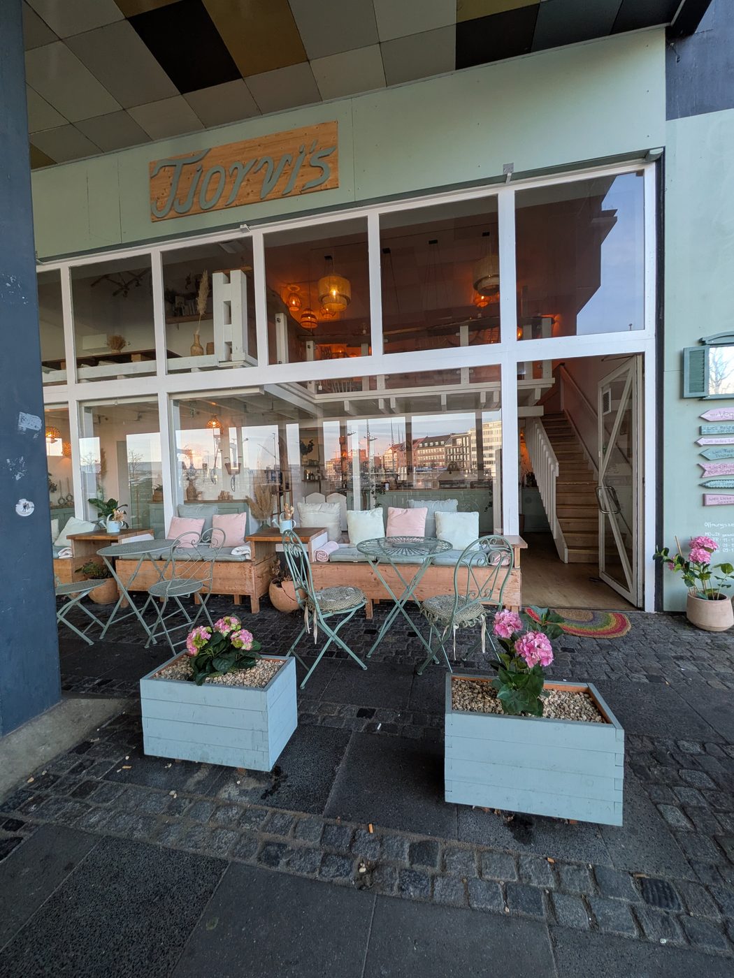 Tjorvi's Café Storefront Bootshafen Kiel mit Holzbeschriftung und Außenterrasse